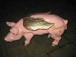 Hautfarbenes Schwein mit goldenen Fl�geln und Beschriftung, Sonderanfertigung