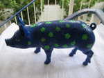 blaues Fledermaus-Schwein mit gr�nen Bl�ten