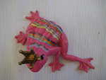 Kleiner Frosch mit bunten Streifen