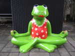 Meditierender Frosch im Badeanzug