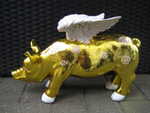 Goldenes Fl�gel-Sparschwein mit weissen Spiralen und Strasssteinen