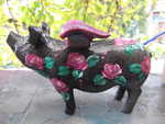 Hummel-Sparschwein mit Rosen