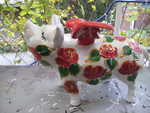Hummel-Sparschwein mit Rosen