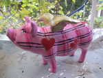 Hummel-Sparschwein im Karo-Look