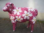 lebensgro�es Schaf mit Margeriten auf pink-metallic